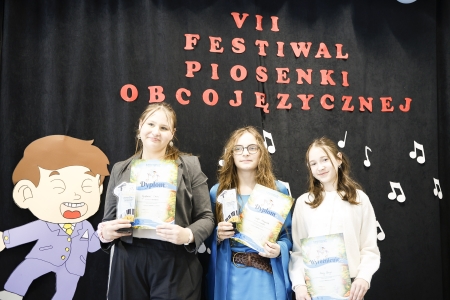  VII Międzyszkolnym Festiwalu Piosenki Obcojęzycznej w Krzymowie. Dziewczyny zaprezentowały się zjawiskowo☺️Zosia Hryciuk zajęła II miejsce w swojej kategorii, Gabriela Czaja zdobyła III miejVII Międzyszkolny Festiwal Piosenki Obcojęzycznej - 13.03.2026
